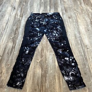 Lululemon Women’s black and white yoga leggings size 8/10